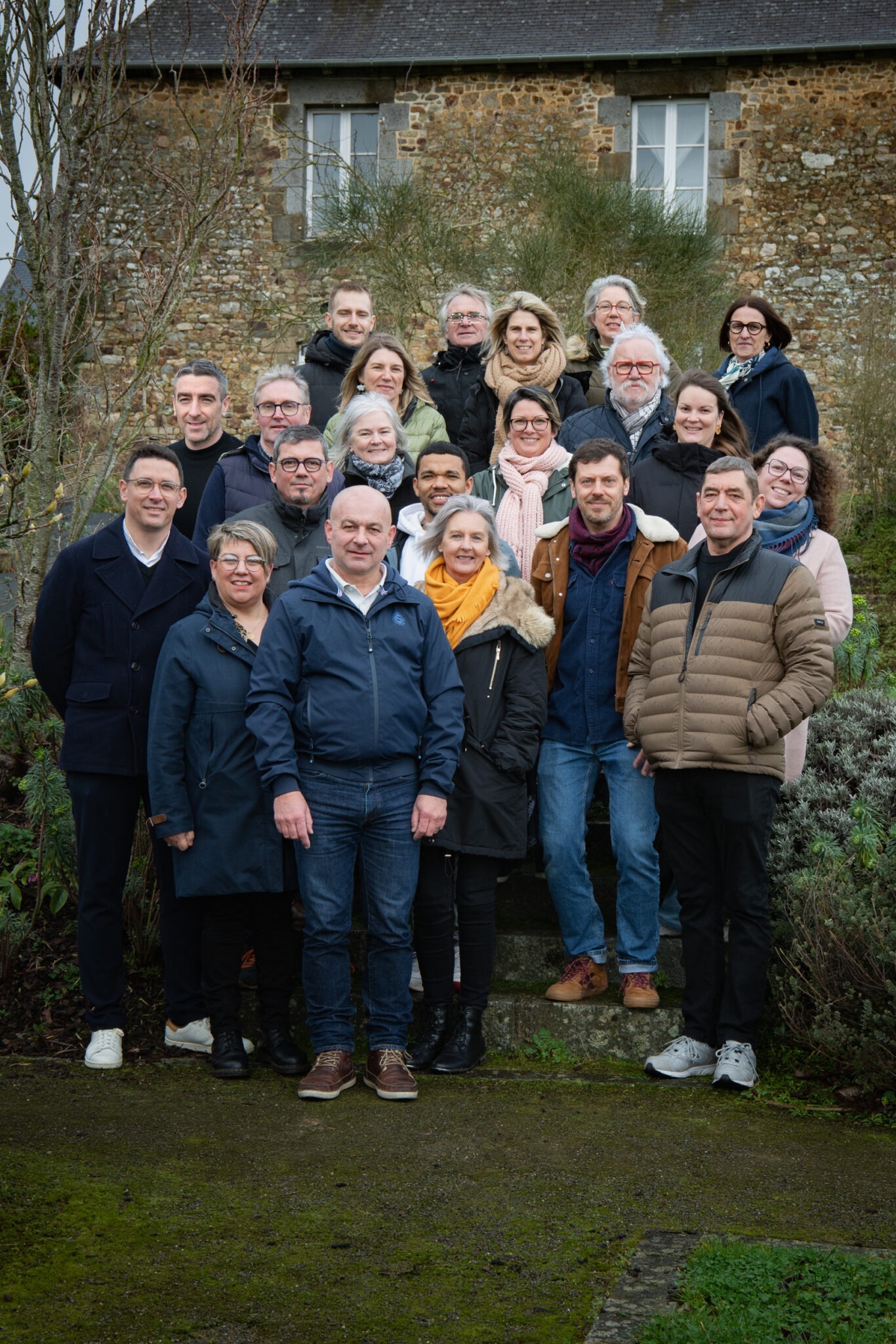 L'ensemble du conseil municipal dans le jardin public